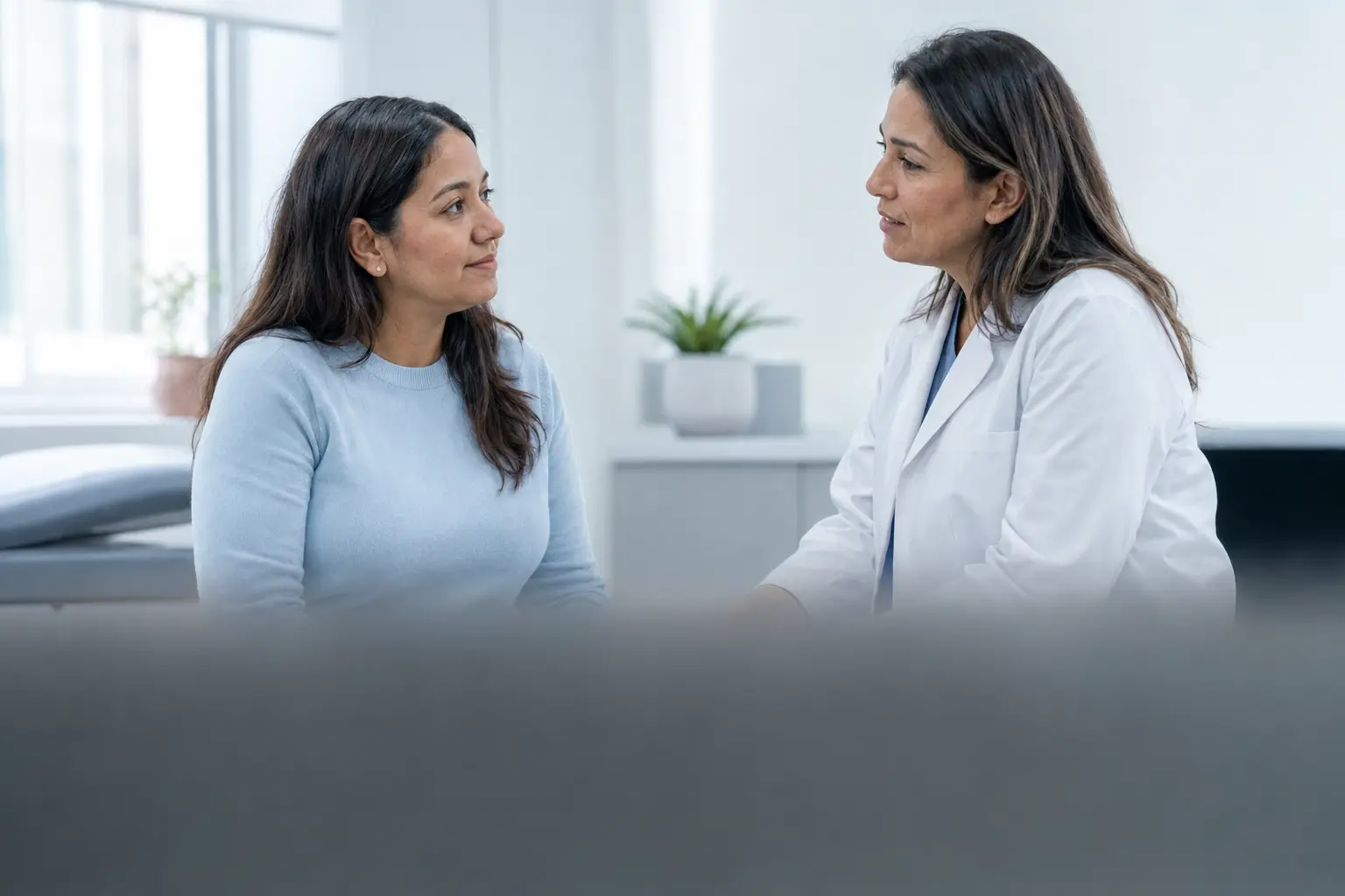 Paciente recibiendo orientación de una profesional de la salud